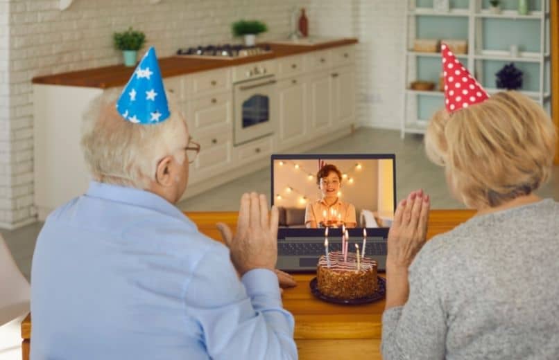 großeltern bei einem skype-videoanruf auf einem laptop
