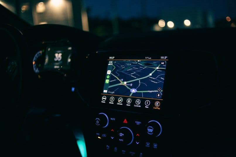 usando la app de android auto al conducir