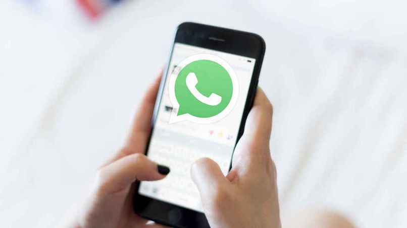 Person tritt von Ihrem Gerät zu WhatsApp ein