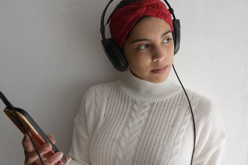 mujer escuchando musica