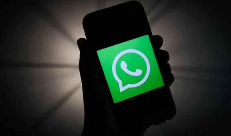WhatsApp-Logo auf einem Handy