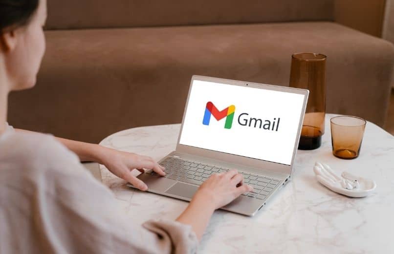 Mädchen startet Abschnitt in ihrem Gmail-Konto auf einem Laptop
