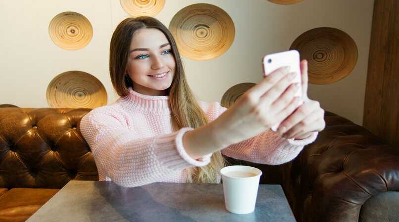 joven tomandose una selfie con el movil