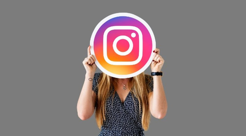 chica se cubre con el logo de instagram
