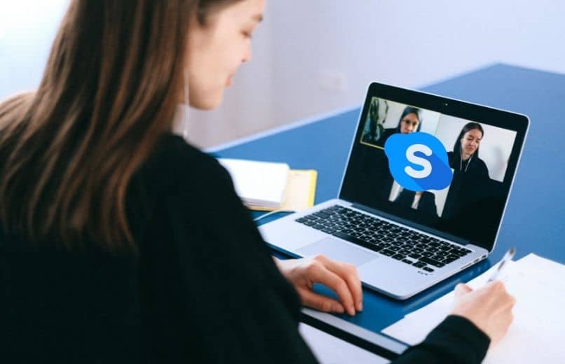Mädchen mit Skype auf einem Laptop