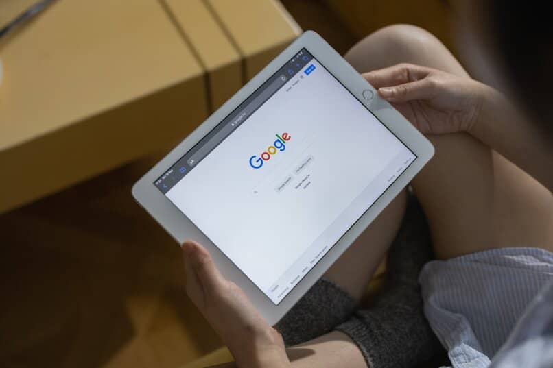 Junge verwendet die Google-Suchmaschine auf einem Tablet