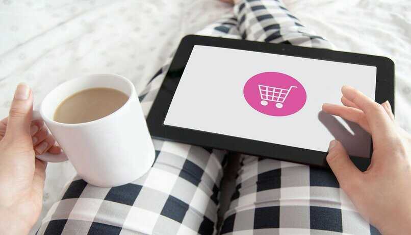 usando tablet para compras en linea 