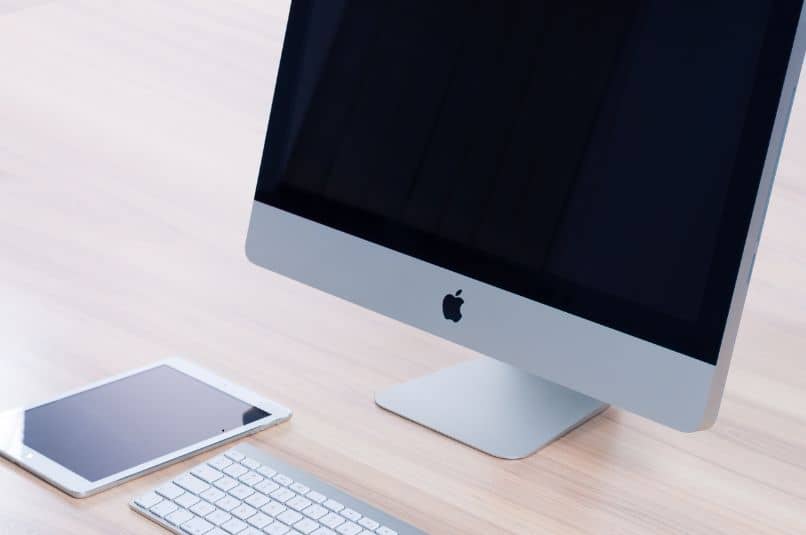 pc mac con teclado y tablet