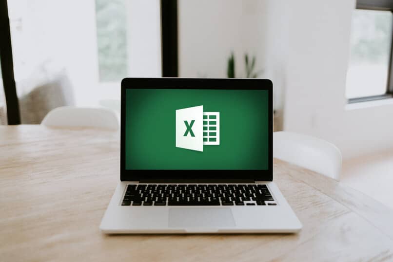 Weißer Computer mit Excel