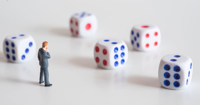 desactivar modo aleatorio Spotify dados pensar