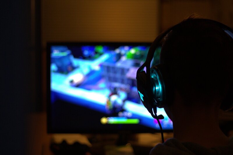 رجل يلعب Fortnite مع سماعات الرأس