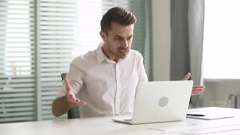hombre molesto con una computadora porque no reconoce un comando interno