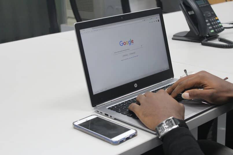 hombre usando google en una laptop
