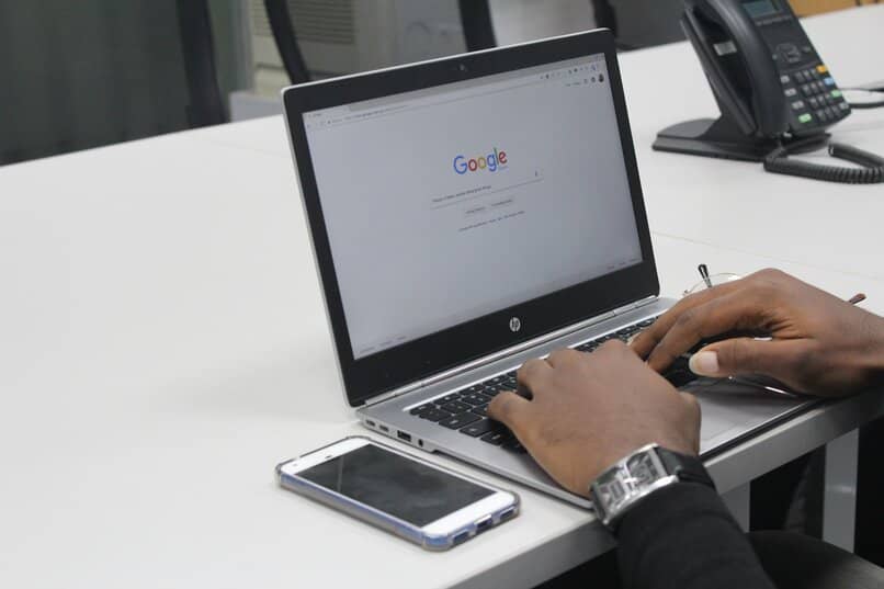 mann, der google chrome webbrowser auf laptop verwendet
