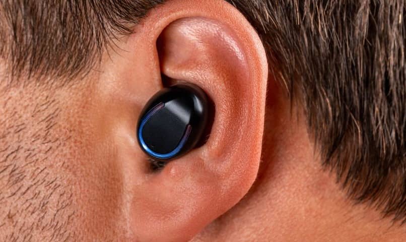 Reinigen Sie die In-Ear-Kopfhörer und vermeiden Sie Beschädigungen
