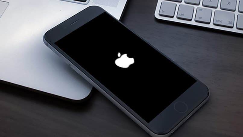 Iphone auf einem Tisch Apple-Logo