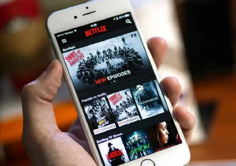 teléfono iPhone con la aplicación de Netflix