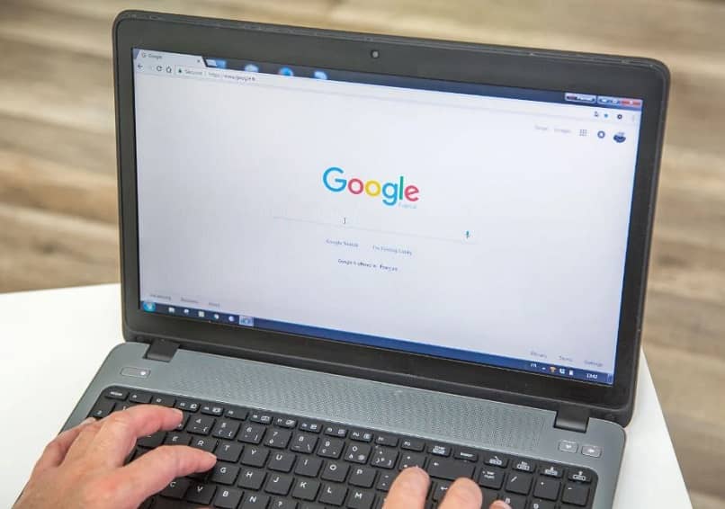 persona en google chrome con una laptop