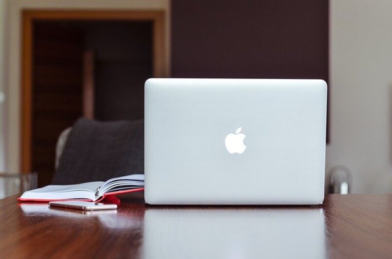 laptop mac sobre un escritorio