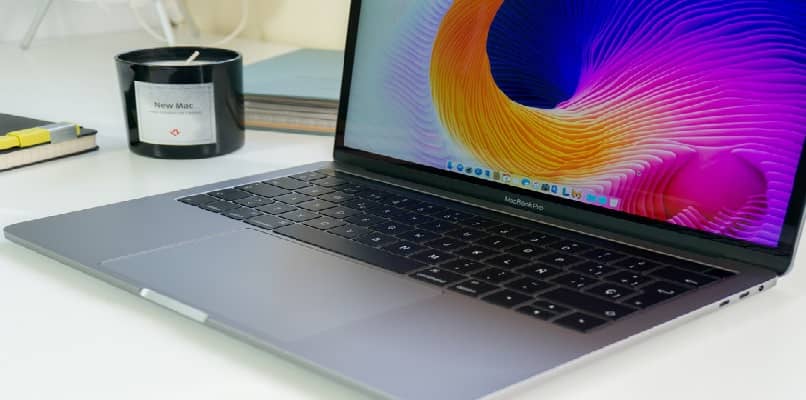 Mac-Laptop auf einem Tisch