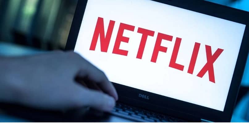 laptop con el logo de Netflix en fondo blanco