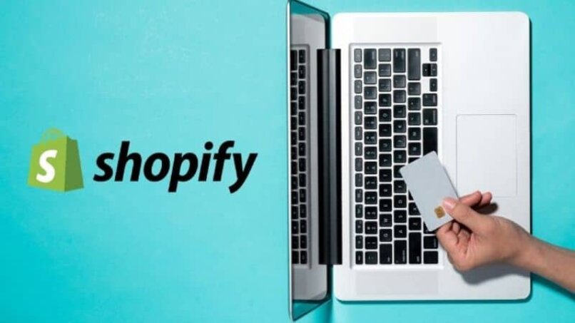 Laptop mit Shopify-Logo