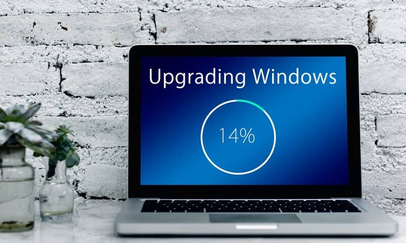 laptop con windows actualizandose para reparar disco duro
