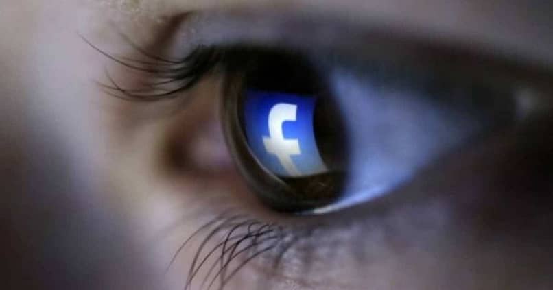 Reflexion des Facebook-Logos in einem Auge