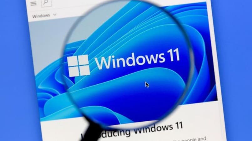 Lupe über Windows 11-Emblem