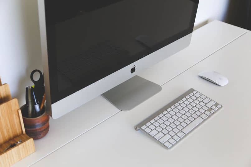 pc mac con teclado y mouse