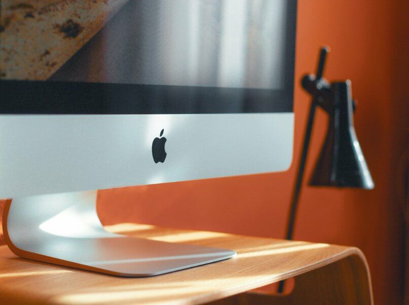Desktop-Mac auf einem Tisch