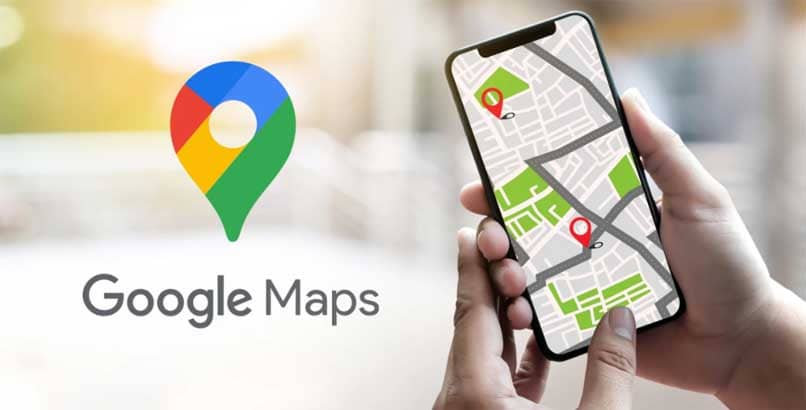mano sosteniendo telefono con google maps