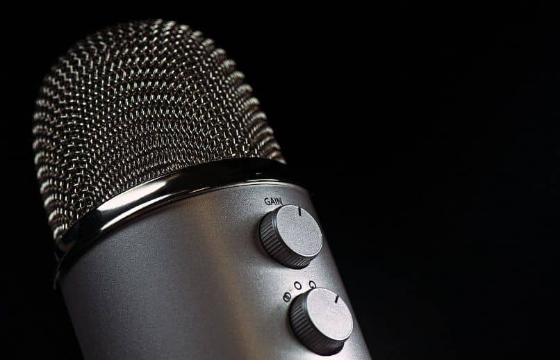 Aktivieren und Stummschalten des Headset-Mikrofons auf xys der Xbox-Serie