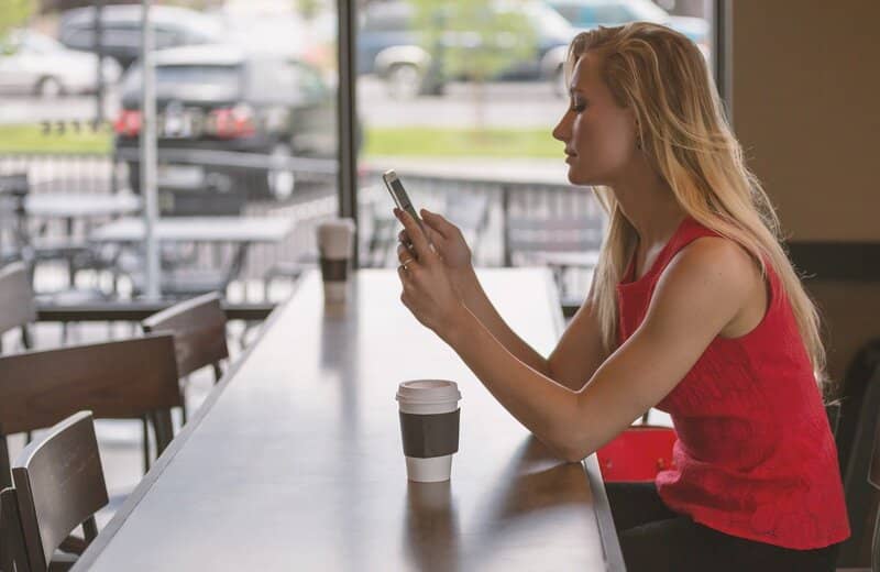 mujer enviando gif en slack via android