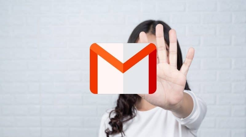 mujer utilizando correo gmail