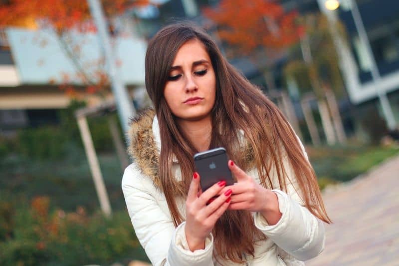 mujer joven desbloquear iphone