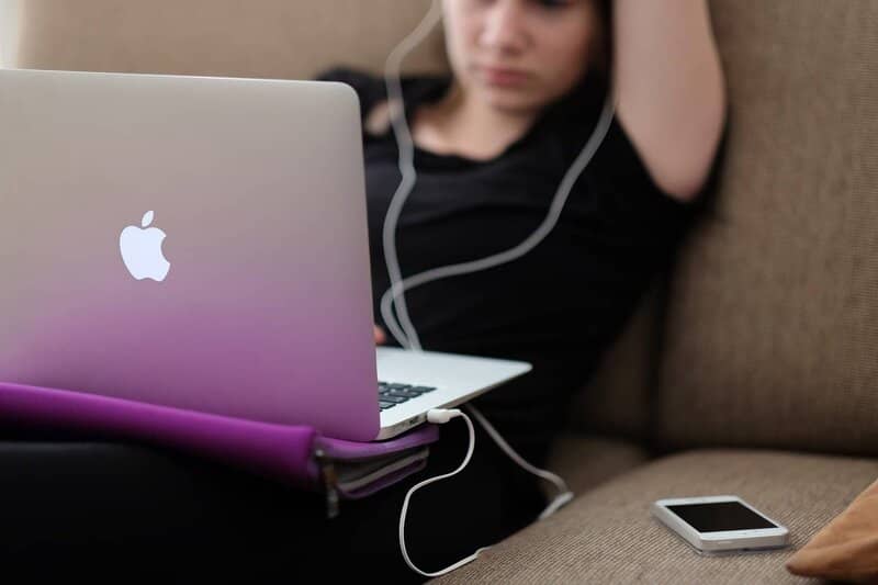 mujer actualizando la app store de mac