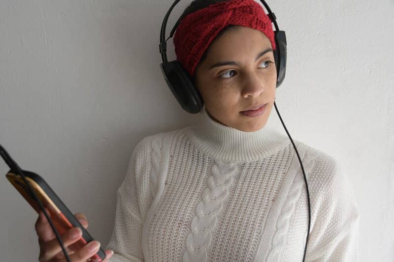 mujer escuchando musica descargada de spotify