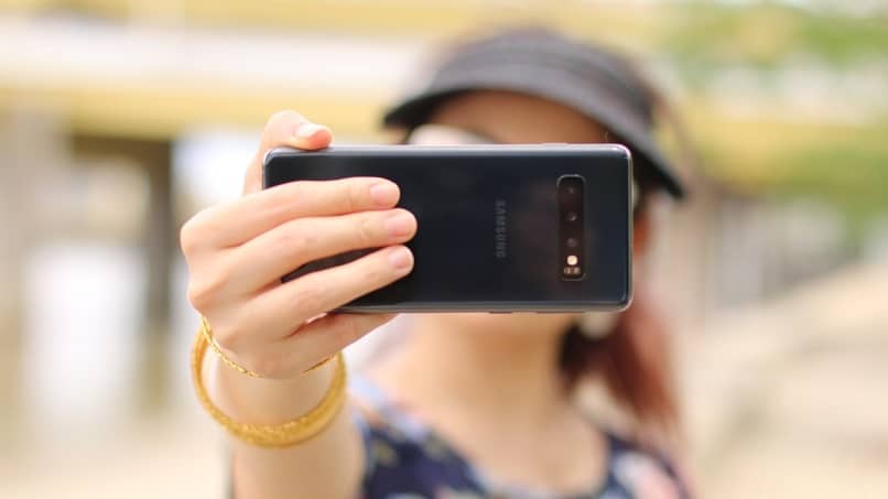 mujer haciendo una selfie en la calle