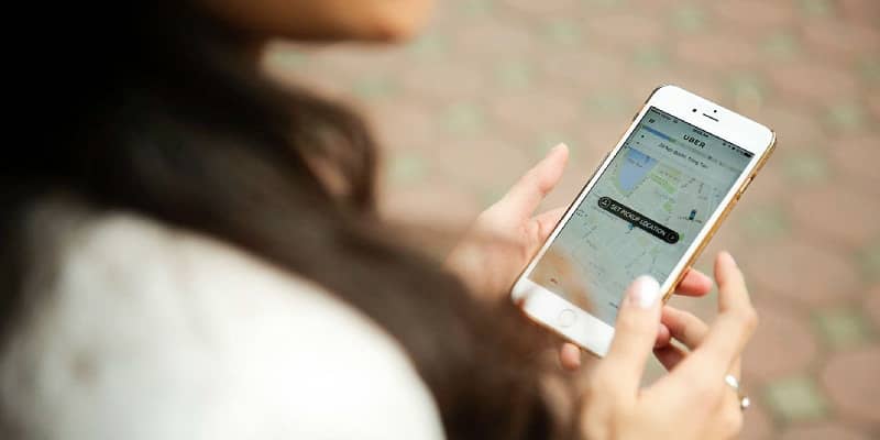 mujer usando uber en el movil