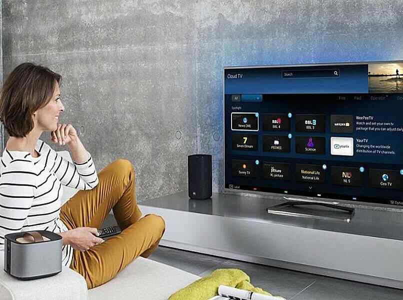 mujer viendo contenido en su smart tv