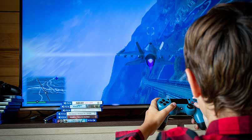 chico jugando video juegos tv