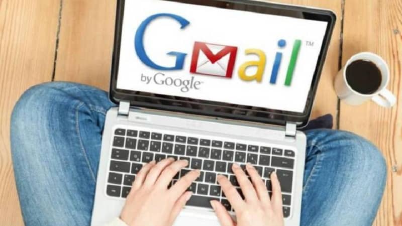 osoba korzystająca z Gmaila na laptopie
