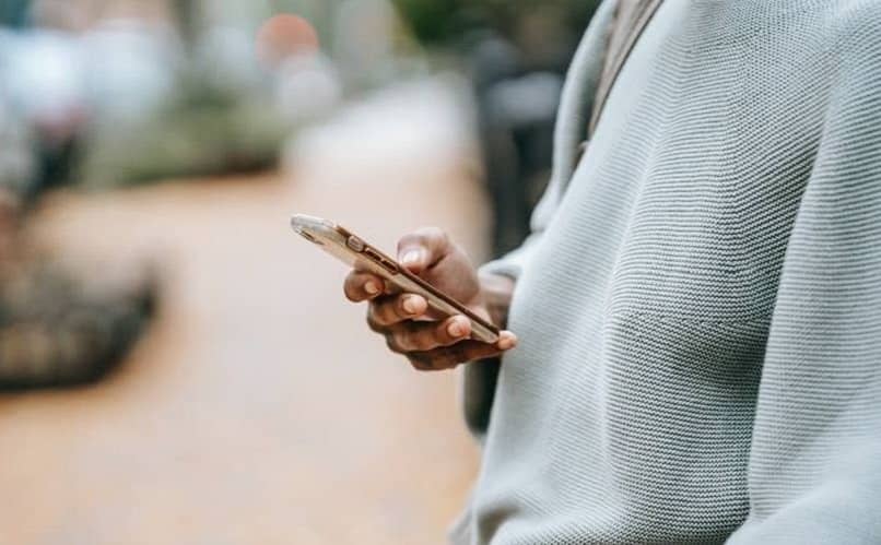persona sosteniendo un telefono