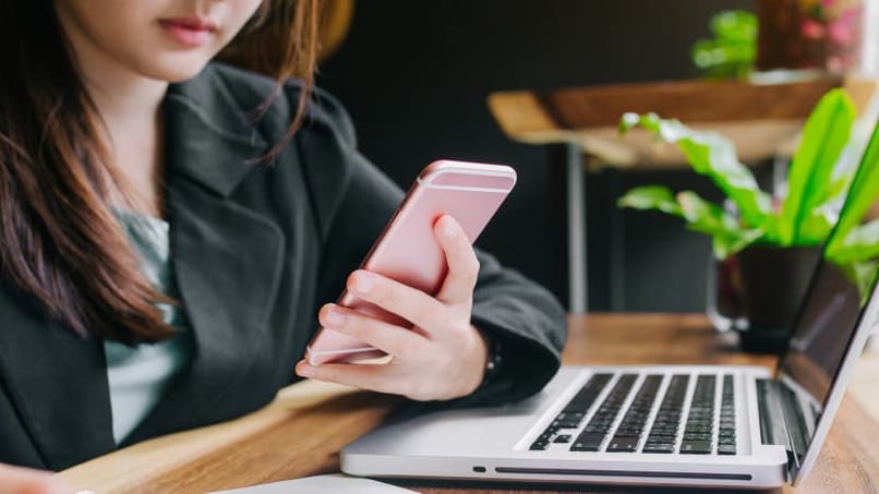 chica utilizando el telefono