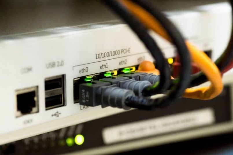 conexiones de cables en un router