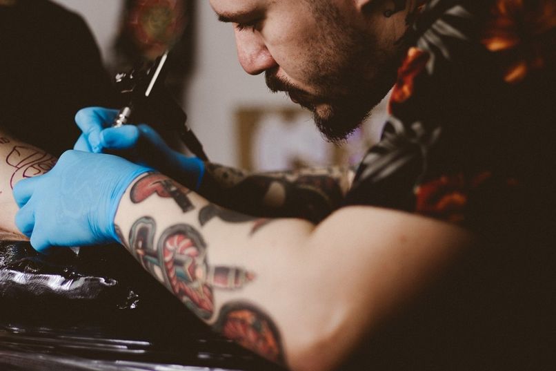 tatuador trabajando