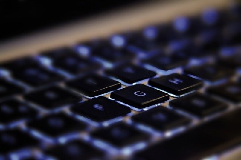 teclado de una laptop mac