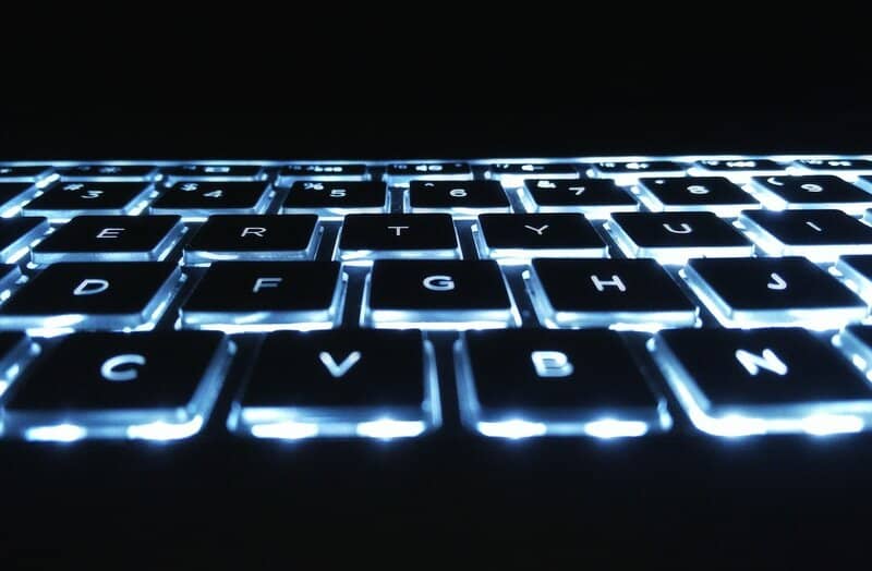 teclado de laptop con luces