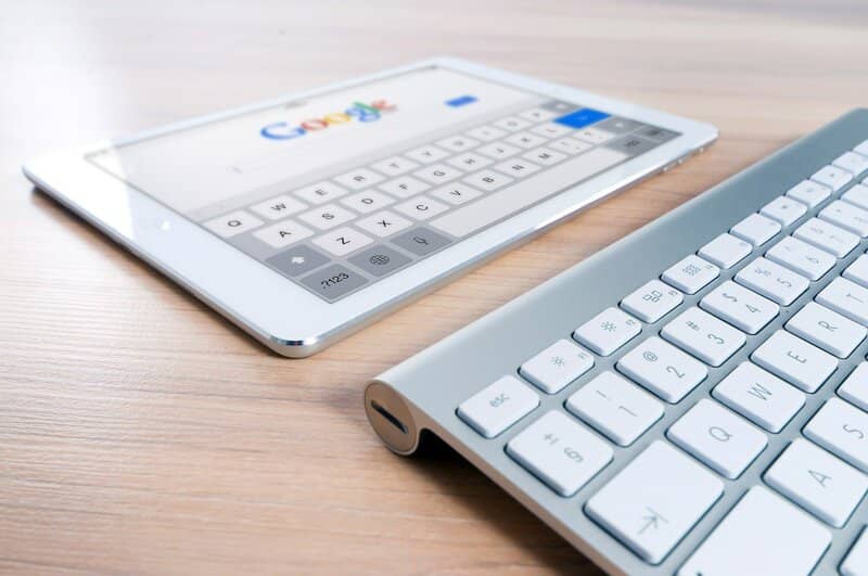 tablet con teclado en la pagina de inicio de google